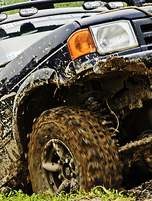 포토 JPG 해외이미지 꽃 사람없음 점프 흰색 체험 바퀴 운전사 지프 지역 진흙 비포장도로 자동 해외202004 해외포토 식물 직업 도로 컬러 컨셉 모션 승용차 파일형식 이미지허브