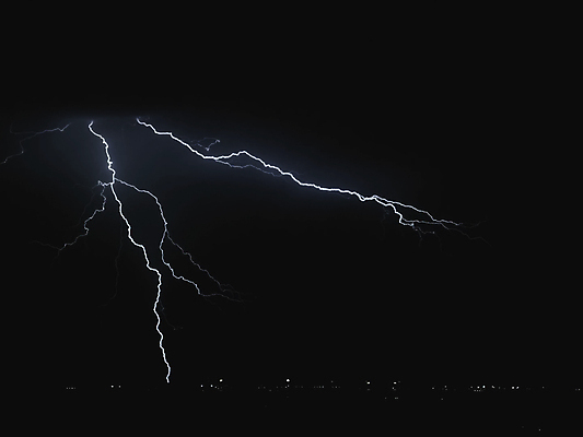 포토 JPG 해외이미지 구름 선 자연 벽지 하늘 날씨 불꽃 사람없음 파란색 빛 검은색 어둠 힘 줄무늬 활발 회색 젖음 에너지 광선 야간 위험 번개 무서움 볼트 충격 폭풍 헝가리 해고 뇌우 순간 요금 폭풍우 힘찬 해외202004 해외포토 자연요소 감정 컬러 컨셉 무늬 비즈니스 불 공구 비_날씨 자연재해 생태계 동유럽 파일형식 이미지허브