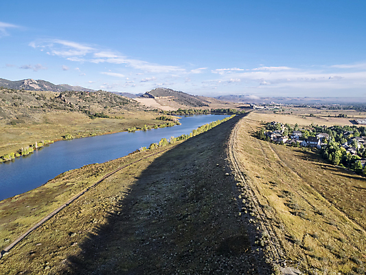 포토 JPG 해외이미지 호수 자국 주택 안테나 사람없음 댐 언덕 산등성이 콜로라도 해외202004 해외포토 공공시설 통신 산 건물 미국 파일형식 이미지허브