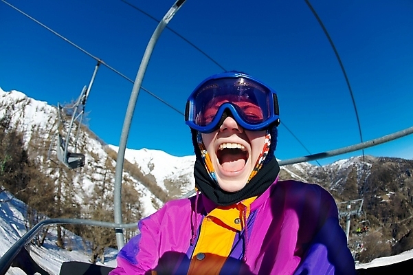 포토 JPG 해외이미지 여자 행복 스포츠 여행 겨울 하늘 휴가 스키 고글 산 한명 웃음 앉기 파란색 맑음 외침 오픈 입 상승 리프트 스키선수 시끄러움 비명 히스테리 해외202004 해외포토 1 계절 감정 컬러 컨셉 모션 날씨 겨울스포츠 운동선수 표정 사람 신체부위 소리 파일형식 이미지허브
