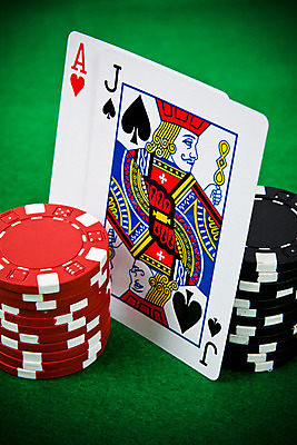포토 JPG 해외이미지 백그라운드 놀이 탁자 사람없음 빨간색 초록색 검은색 게임 흰색 마음 우승 원형 신용카드 4 도박 위험 삽 카지노 기회 포커 잭 곤봉 에이스 해외202004 해외포토 도형 스포츠용품 컬러 가구 컨셉 금융 숫자 최고 트럼프 파일형식 이미지허브