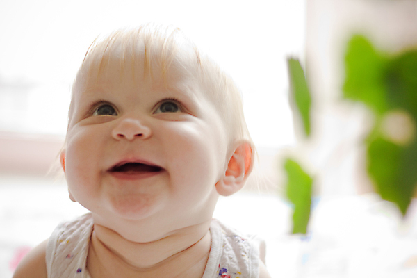 포토 JPG 해외이미지 모델 딸 행복 얼굴 어린이 자연 놀이 미래 새로움 건강 한명 미소 웃음 사람 파란색 청춘 흰색 아기 신생아 오픈 입 달콤 작음 부드러움 세대 돌봄 해외202004 해외포토 1 감정 컬러 컨셉 가족 모션 표정 신체부위 감각 맛 크기 생태계 파일형식 이미지허브