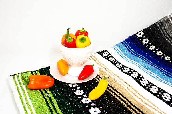 포토 JPG 해외이미지 접시 음식 백그라운드 채소 오렌지 탁자 피망 건강 요리 사람없음 장식 빨간색 초록색 파란색 컬러풀 노란색 주방 보라색 흰색 사발 달콤 맛 담요 유기농 매움 스페인어 해외202004 해외포토 식기 웰빙 컬러 가구 컨셉 과일 사기그릇 파일형식 이미지허브