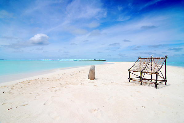 포토 JPG 해외이미지 모래 바다 섬 여행 2 의자 자연 지팡이 휴가 휴식 갈대 풍경 사람없음 물 파란색 평화 흰색 침대 만 쌍 갑판 휴양지 몰디브 옛날 이국적 터키석 파라다이스 해외202004 해외포토 자연요소 식물 아시아 컬러 가구 컨셉 배_교통 장소 보석 생태계 파일형식 이미지허브