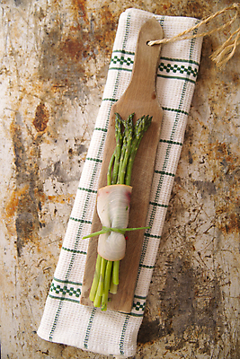 포토 JPG 해외이미지 실내 사람없음 식탁보 아스파라거스 매듭 나무도마 말이 황새치 나무배경 해외202004 해외포토 백그라운드 채소 도마 내부 목재 파일형식 새치 이미지허브