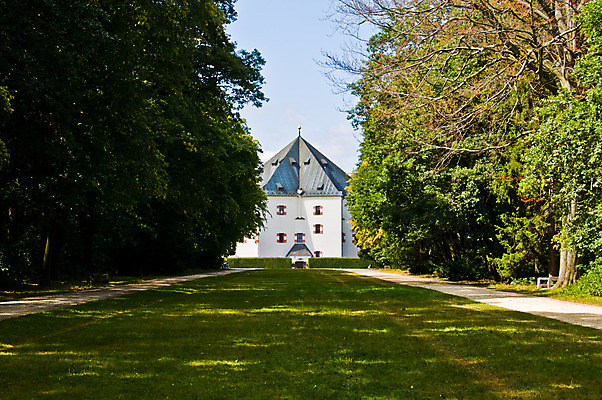 포토 JPG 해외이미지 구름 공원 별 건축양식 주택 사람없음 건물 여름 맑음 궁전 흰색 중세 빌라 체코 프라하 천연기념물 해외202004 해외포토 자연요소 건축물 계절 공공시설 건축 유럽 컬러 고건축 날씨 역사 파일형식 이미지허브