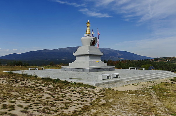 포토 JPG 해외이미지 나무 계절 여행 자연 산 풍경 사람없음 야외 가을 기도 깃발 사찰 숲 명상 신성 단상 천연기념물 라마 발칸반도 불가리아 사당 사리탑 순례 숭배 신앙심 절정 존경 해외202004 해외포토 식물 종교건축 탑 생태계 파일형식 남유럽 이미지허브