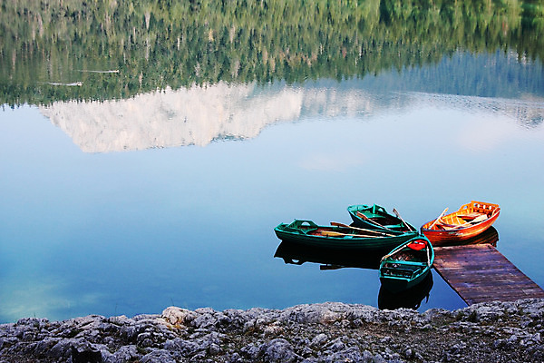 포토 JPG 해외이미지 나무 유럽 호수 스포츠 표면 휴가 산 오리 풍경 사람없음 초록색 파란색 반사 노란색 맑음 검은색 산책로 보트 기다림 작음 배열 노 준비 몬테네그로 절정 해외202004 해외포토 식물 나라 길 컬러 배_교통 모션 조류 날씨 크기 선박 파일형식 이미지허브