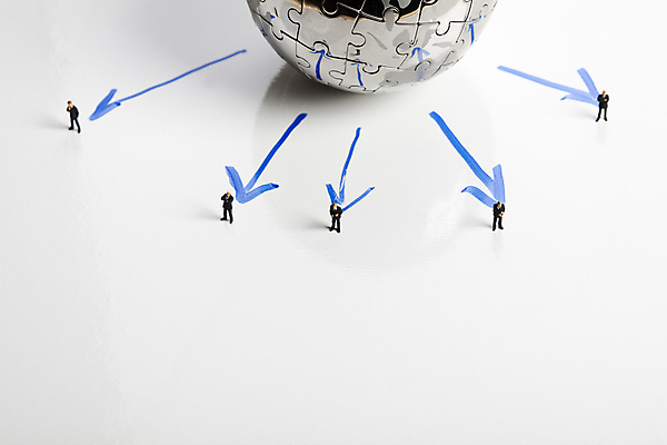 포토 JPG 해외이미지 화살표 협력 실내 사람없음 금융 지구본 글로벌비즈니스 비즈니스맨 퍼즐 흰배경 금융비즈니스 인물미니어처 분포 해외202004 해외포토 남자 백그라운드 비즈니스 내부 경제 글로벌 미니어처 흰색 직장인 파일형식 이미지허브