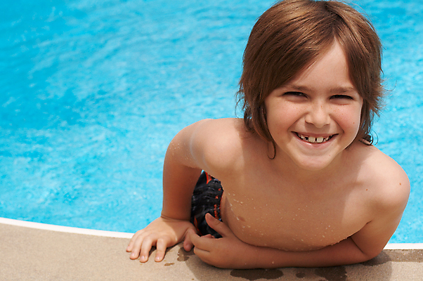 포토 JPG 해외이미지 행복 어린이 포즈 놀이 휴가 건강 한명 소년 야외 물 운동 수영 기쁨 젖음 신선 휴양지 해외202004 해외포토 자연요소 1 남자 감정 사람 장소 수상스포츠 파일형식 이미지허브