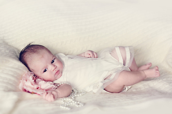 포토 JPG 해외이미지 백인 드레스 여자 꽃 어린이 분홍색 목걸이 건강 한명 유행 흰색 아기 신생아 달콤 작음 결백 해외202004 해외포토 서양인 식물 1 옷 컬러 장신구 사람 맛 크기 파일형식 이미지허브