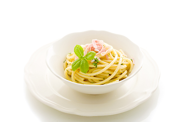 포토 JPG 해외이미지 포크 잎 파스타 스파게티 사람없음 최고 크림 향신료 햄 아로마 베이컨 향 바질 고립 해외202004 해외포토 식물 식기 서양음식 육류 돼지고기 향미료 파일형식 이미지허브