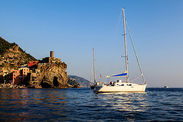 포토 JPG 해외이미지 유럽 바다 요트 건축양식 자연 하늘 낚시 휴가 휴식 주택 항해 풍경 사람없음 야외 건물 물 여름 파란색 마을 탑 항구 이탈리아 만 보트 성 중세 역사 재산 지중해 휴양지 포트 타운 해외202004 해외포토 자연요소 건축물 계절 건축 나라 컬러 컨셉 배_교통 교통시설 레저 금융 장소 도시 생태계 파일형식 이미지허브