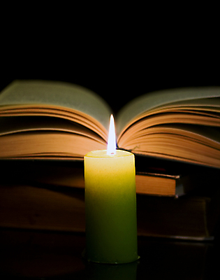 포토 JPG 해외이미지 학생 커플 교육 종이 촛불 졸업 불 조명 선반 사람없음 책 빛 스터디 독서 공책 어둠 정보 분위기 도서관 야간 인쇄 신비 작가 읽기 책상 검색 문서 문학 페이지 시트 옛날 적자 점화 화상 해외202004 해외포토 자연요소 직업 가구 컨셉 초 관계 모션 문구용품 학습 상처 파일형식 이미지허브