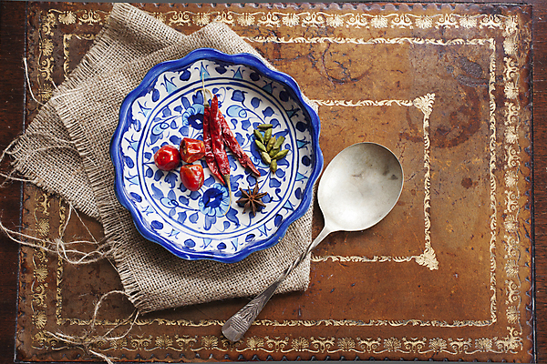 포토 JPG 해외이미지 별 음식 탁자 피망 씨앗 사람없음 파란색 숟가락 수확 양념 조미료 사발 허브 삼베 향신료 매움 향 후추 옛날 해외202004 해외포토 자연요소 식물 컬러 가구 농업 채소 수저 사기그릇 맛 향미료 파일형식 천_직물 이미지허브