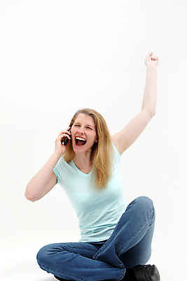 포토 JPG 해외이미지 행복 통신 바닥 대화 한명 사람 앉기 스마트폰 핸드폰 금발 외침 주먹 표현 연결 전화기 반응 네트워킹 해외202004 해외포토 1 헤어스타일 감정 모션 말하기 전자제품 스마트기기 소리 네트워크 파일형식 이미지허브