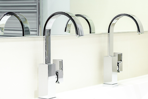 포토 JPG 해외이미지 디자인 새로움 바닥 주택 실내 사람없음 내부 가로 빛 유행 금속 목욕 거울 방 장비 욕실 흰색 목욕가운 도자기 사발 고급 우아함 빨래 캐비닛 타일 싱크대 수도꼭지 대야 업그레이드 위생관리 철강 해외202004 해외포토 컬러 컨셉 가사 재질 관리 건물 청결 가운 사기그릇 사물함 개수대 파일형식 이미지허브