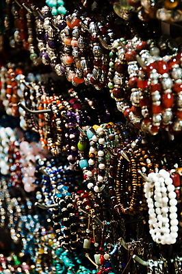 포토 JPG 해외이미지 전통 디자인 문화 패턴 오렌지 목걸이 장신구 팔찌 유리 이스탄불 선물 서기 사람없음 장식 빨간색 초록색 파란색 컬러풀 유행 세일 상점 그룹 시장 우아함 보석 구슬 기념품 칠면조 줄서기 핸드메이드 스타일 많음 해외202004 해외포토 컬러 컨셉 무늬 과일 모션 재질 조류 광석 오브젝트 파일형식 튀르키예 이미지허브