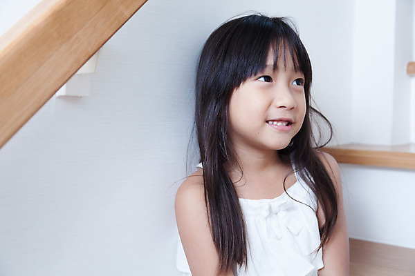 포토 JPG 해외이미지 모델 1 응시 딸 행복 감정 어린이 벽 사다리 주택 한명 미소 사람 앉기 목재 계단 기쁨 작음 해외202004 해외포토 나무 시선 재료 가족 모션 표정 건물 도구 크기 파일형식 이미지허브