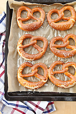 포토 JPG 해외이미지 쟁반 실내 사람없음 브레첼 종이호일 해외202004 해외포토 디저트 내부 파일형식 이미지허브