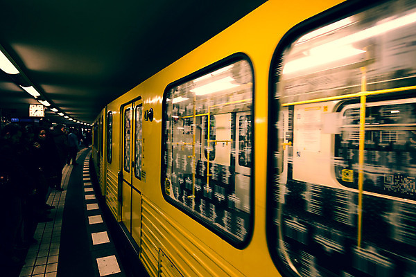 포토 JPG 해외이미지 전통 여자 남자 여행 이동 비즈니스 모션 독일 사람 사람없음 노란색 기차 도시 시간 직장인 선택 전철 군중 승차 도착 속도 출발 바쁨 튜브 지하 베를린 단상 그만 블러 사리 선로 통근 해외202004 해외포토 직업 유럽 육상교통 컬러 컨셉 대중교통 출근 파일형식 이미지허브