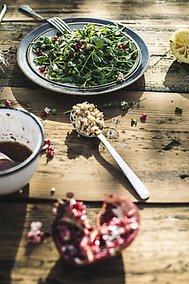 포토 JPG 해외이미지 접시 음식 다이어트 채소 양파 치즈 건강 씨앗 사람없음 빨간색 초록색 주방 검은색 식사 저녁식사 봄 샐러드 흰색 신선 사발 상추 먹기 날것 석류 점심식사 루꼴라 섞기 채식주의자 해외202004 해외포토 식물 식기 계절 컬러 과일 모션 유제품 사기그릇 채식 파일형식 이미지허브