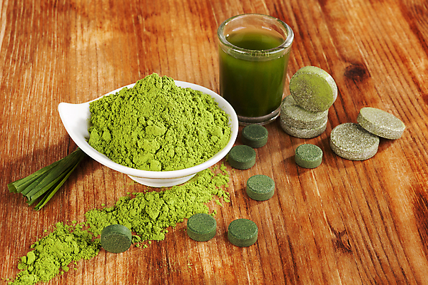 포토 JPG 해외이미지 스튜디오촬영 음식 백그라운드 다이어트 자연 건강 식이요법 사람없음 목재 세로 초록색 알약 약 갈색 숟가락 약재 신선 사발 약초 가루 국자 유기농 날것 내추럴 보충 땅바닥 채식주의자 디톡스 슈퍼푸드 비건 해외202004 해외포토 나무 웰빙 컬러 재료 의학 주방용품 바닥 수저 실내 풀_식물 사기그릇 생태계 채식 건강식품 파일형식 이미지허브