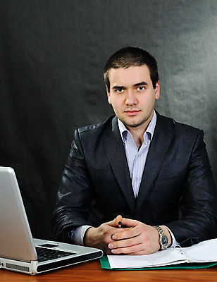 포토 JPG 해외이미지 백인 1 응시 남자 유럽 종이 시계 셔츠 통신 탁자 한명 사람 앉기 성인 노트북 컴퓨터 갈색 어둠 키보드 작업 비즈니스맨 책상 경영자 옷입기 폴더 슛 길이 해외202004 해외포토 서양인 시선 나라 컬러 가구 상의 비즈니스 모션 전자제품 직장인 리더 파일 파일형식 이미지허브