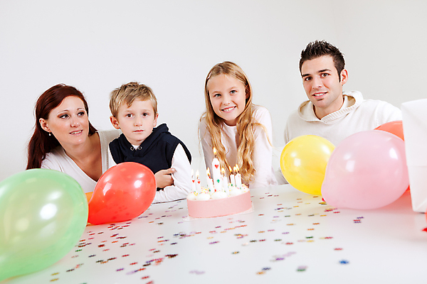 포토 JPG 해외이미지 라이프스타일 커플 여자 남자 행복 아들 얼굴 어린이 가족 탁자 엄마 휴가 주택 함께함 선물 사랑 사람 소년 여러명 성인 장식 친구 컬러풀 파티 케이크 기쁨 축하 아기 생일 아빠 풍선 남동생 해외202004 해외포토 기념일 감정 컬러 가구 다수 컨셉 관계 디저트 이벤트 건물 생활 신체부위 동생 파일형식 이미지허브