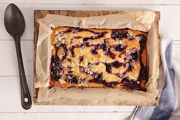 포토 JPG 해외이미지 전통 그릇 영어 디저트 쟁반 사람없음 케이크 슬라이스 산딸기 서빙 아몬드 푸딩 스펀지 타르트 해외202004 해외포토 문자 식기 음식 빵 과일 견과류 파이_빵 파일형식 이미지허브