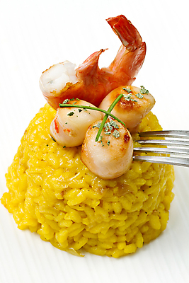 포토 JPG 해외이미지 접시 음식 밥 새우 어류 사람없음 요리사 최고 고명 그릴 허브 향신료 리조또 사프란 해외202004 해외포토 식물 직업 식기 주방용품 갑각류 수중동물 향미료 파일형식 이미지허브