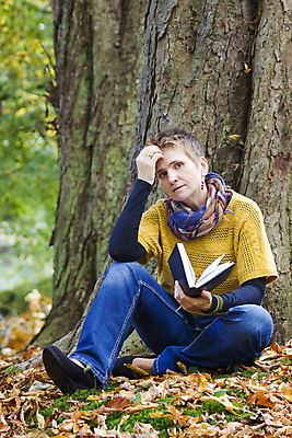 포토 JPG 해외이미지 나무 백인 학생 공원 여자 행복 잎 자연 휴식 갈색머리 한명 미소 사람 앉기 야외 책 독서 햇빛 가을 청바지 신선 잡기 문학 땅바닥 몽환 해외202004 해외포토 서양인 식물 1 헤어스타일 계절 공공시설 감정 컨셉 바지 모션 바닥 표정 태양 생태계 파일형식 이미지허브