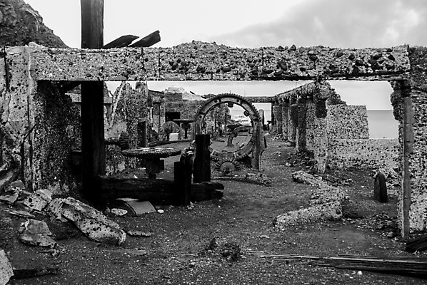 포토 JPG 해외이미지 섬 여행 새로움 풍경 사람없음 금속 검은색 바위 흰색 뜨거움 황무지 수증기 위험 버리기 부식 폐허 화산 지역 암초 분화구 옛날 울퉁불퉁 유황 지열 해외202004 해외포토 컬러 컨셉 모션 재질 산 돌_바위 파일형식 이미지허브