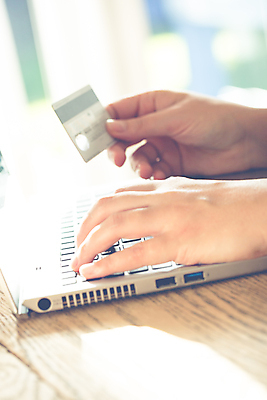 포토 JPG 해외이미지 인터넷 비즈니스 창문 탁자 미래 주택 실내 관리 사람없음 목재 금융 노트북 쇼핑 컴퓨터 햇빛 태양 숫자 상점 공책 자료 정보 타이핑 키보드 잡기 신용카드 바이러스 선택 구매 위험 무선전화기 보안 상업 전자 결제 온라인 전자상거래 해외202004 해외포토 자연요소 나무 문자 가구 컨셉 재료 모션 문구용품 안전 내부 건물 경제 전자제품 전화기 파일형식 이미지허브