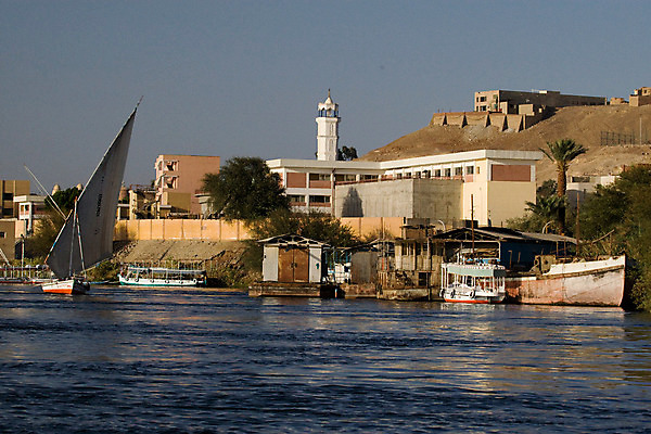 포토 JPG 해외이미지 모래 여행 요트 아프리카 자연 휴가 항해 이집트 풍경 사람없음 야외 물 여름 파란색 관광지 강 햇빛 반사 맑음 사막 바위 강가 이국적 해외202004 해외포토 자연요소 계절 나라 컬러 배_교통 날씨 태양 돌_바위 생태계 파일형식 이미지허브