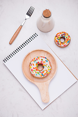 포토 JPG 해외이미지 포크 실내 사람없음 하이앵글 우유 도넛 달콤 우유병 스케치북 나무접시 해외202004 해외포토 식기 접시 뷰포인트 병_용기 학용품 디저트 유제품 내부 맛 파일형식 이미지허브