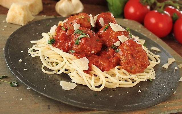 포토 JPG 해외이미지 그릇 음식 토마토 파스타 스파게티 사람없음 식사 저녁식사 이탈리아 미트볼 만들기 토마토소스 점심식사 해외202004 해외포토 식기 유럽 채소 모션 서양음식 소스_음식 파일형식 이미지허브