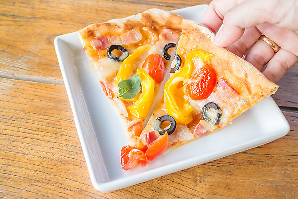 포토 JPG 해외이미지 전통 음식 조각 토마토 채소 부분 치즈 피자 패스트푸드 쟁반 건강 마늘 요리 사람없음 빨간색 파티 식당 식사 저녁식사 껍질 흰색 신선 뜨거움 원형 플랫 맛 인스턴트 굽기 먹기 속도 올리브 햄 반죽 토핑 베이컨 후추 성분 점심식사 얇은 전문 핸드메이드 해외202004 해외포토 도형 열매 컬러 컨셉 모션 유제품 서양음식 육류 돼지고기 이벤트 상점 구이 향신료 파일형식 이미지허브