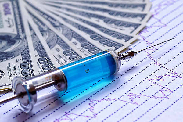 포토 JPG 해외이미지 종이 백그라운드 컨셉 지폐 돈 비즈니스 통계 그래프 건강 주사기 사람없음 치료 금융 경제 약 달러 흰색 재산 약국 심볼 주사약 계산서 돌봄 예방접종 비용 해외202004 해외포토 컬러 의학 의료기기 모션 접종 파일형식 이미지허브