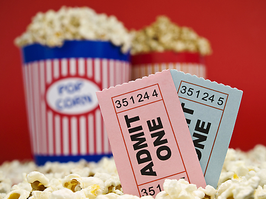 포토 JPG 해외이미지 사람없음 아웃포커스 영화 팝콘 빨간배경 영화소품 영화티켓 해외202004 해외포토 백그라운드 문화예술 촬영기법 빨간색 티켓 오브젝트 파일형식 이미지허브