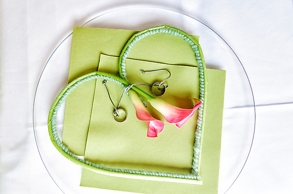 포토 JPG 해외이미지 모양 커플 꽃 결혼 2 관계 결혼식 선물 사랑 사람없음 가로 초록색 보라색 반지 쌍 고급 보석 배열 해외202004 해외포토 식물 감정 컬러 컨셉 장신구 이벤트 광석 파일형식 이미지허브