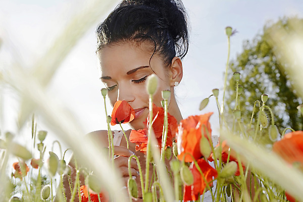 포토 JPG 해외이미지 여자 꽃 행복 생각 밭 자연 하늘 휴식 한명 야외 빨간색 초록색 파란색 봄 잡기 개화 검은머리 냄새 양귀비 배려 심각 우울감 몽환 성인여자만 해외202004 해외포토 식물 1 헤어스타일 계절 감정 컬러 컨셉 농업 모션 사람 생태계 여자만 성인만 파일형식 이미지허브