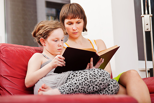 포토 JPG 해외이미지 긴머리 여자 딸 어린이 2 거실 가족 엄마 주택 함께함 실내 사람 앉기 내부 두명 10대 책 소파 독서 볼륨 양장본 옛날 해외202004 해외포토 헤어스타일 컨셉 의자 관계 모션 청소년 건물 파일형식 이미지허브