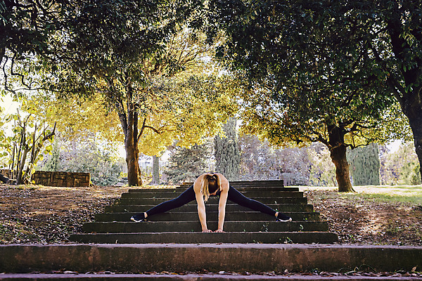 포토 JPG 해외이미지 백인 라이프스타일 공원 여자 스포츠 자연 운동선수 건강 한명 사람 야외 운동복 운동 계단 스트레칭 복지 연습 에어로빅 달리기선수 해외202004 해외포토 서양인 1 옷 공공시설 생활 춤 사회이슈 생태계 육상선수 파일형식 이미지허브