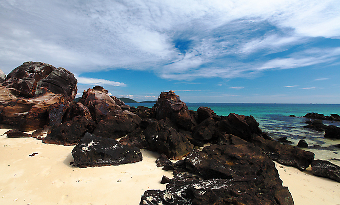 포토 JPG 해외이미지 나무 구름 아시아 모래 파도 바다 섬 여행 파타야 태국 자연 하늘 휴가 휴식 항해 파노라마 풍경 사람없음 야외 물 여름 파란색 태양 여행객 평화 만 휴양지 이국적 파라다이스 해외202004 해외포토 자연요소 식물 계절 나라 컬러 컨셉 배_교통 촬영기법 사람 장소 생태계 파일형식 이미지허브