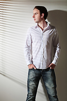 포토 JPG 해외이미지 1 응시 시선 남자 창문 그림자 한명 서기 사람 옆모습 가로 유행 줄무늬 블라인드 기다림 그늘 시원함 심각 해외202004 해외포토 뷰포인트 컨셉 무늬 모션 커튼 파일형식 이미지허브