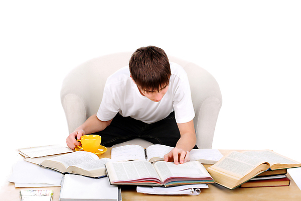 포토 JPG 해외이미지 백인 1 학생 외관 응시 옷 교육 남자 백그라운드 셔츠 생각 의자 탁자 한명 사람 앉기 10대 책 청춘 독서 연필 펜 시험 흰색 청바지 업무 집중 읽기 대학교 안락의자 공지사항 고립 사춘기 심각 주목 지능 해외202004 해외포토 서양인 시선 컬러 가구 컨셉 상의 바지 학교 모션 청소년 학용품 필기구 작업 파일형식 이미지허브