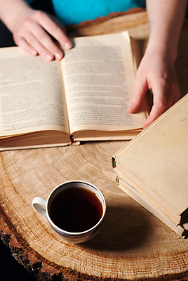 포토 JPG 해외이미지 나무 1 라이프스타일 손 여자 안경 음료 탁자 아침 휴식 따뜻함 한명 사람 목재 책 컵 독서 갈색 검은색 머그컵 뜨거움 액체 맛 읽기 아로마 페이지 내추럴 점심식사 스타일 해외202004 해외포토 주간 식물 식기 잡화 컬러 가구 컨셉 재료 모션 생활 신체부위 식사 파일형식 이미지허브