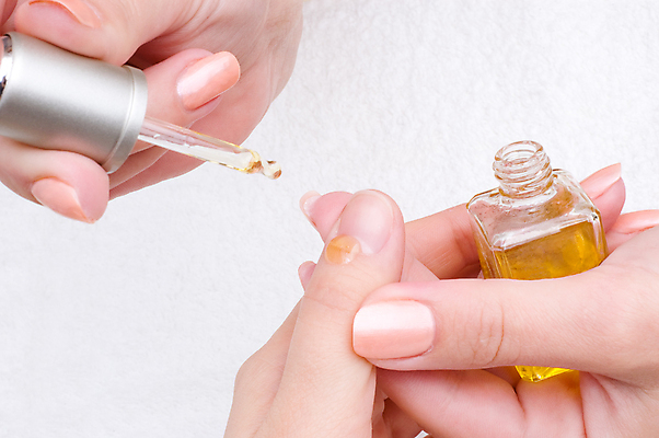 포토 JPG 해외이미지 손 여자 손가락 사람 근접촬영 신체부위 화장품 잡기 손톱관리 손톱 네일샵 해외202004 해외포토 뷰포인트 모션 뷰티 상점 네일아트 파일형식 이미지허브