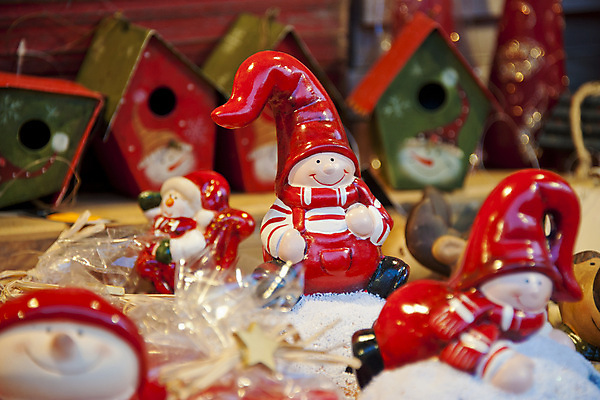 포토 JPG 해외이미지 디자인 계절 크리스마스 겨울 기념 사람없음 장식 빨간색 조각상 축제 축하 인사 화려 12월 심볼 오브젝트 광택 난쟁이 해외202004 해외포토 기념일 컬러 컨셉 조형물 예절 날짜 파일형식 이미지허브